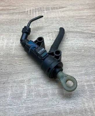BMW 3 E90 E91 Clutch master cylinder 6762081 6905898