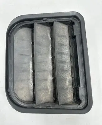 Quarter panel pressure vent
