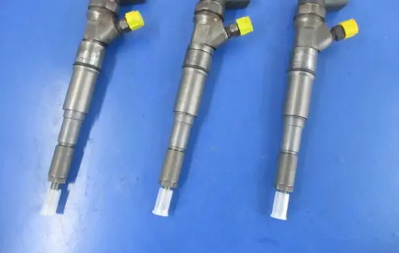 BMW X3 E83 Fuel injector 7793836