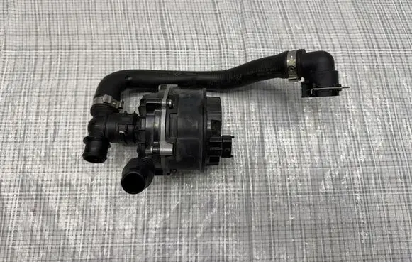 Maserati GranTurismo Water pump 670213736