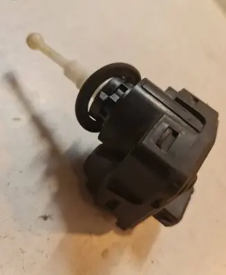 Volkswagen PASSAT B5 Headlight level adjustment motor 3A0941295