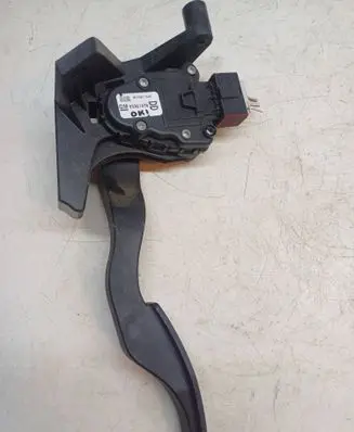 Accelerator throttle pedal
