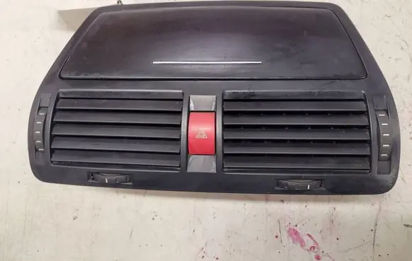 Skoda Octavia Mk2 (1Z) Dash center air vent grill 1Z0820951