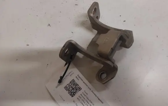 Suzuki Grand Vitara II Loading door lower hinge 