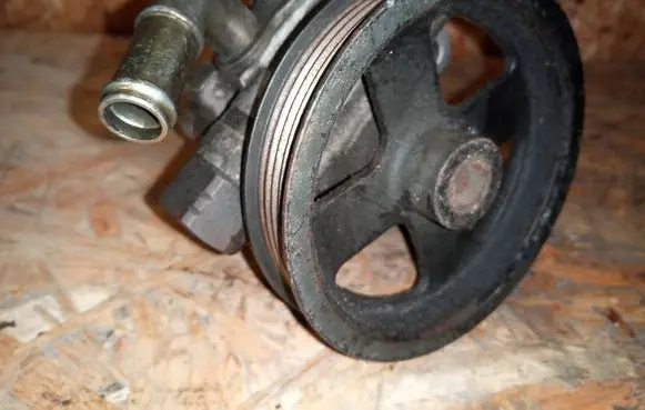 Toyota Corolla E120 E130 Power steering pump W2D20852