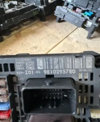 Peugeot 308 Fuse module 9810295780