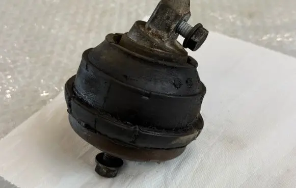 BMW 5 E39 Engine mount bracket 