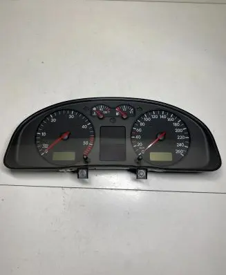 Volkswagen PASSAT B5 Speedometer (instrument cluster) 3B0920822A