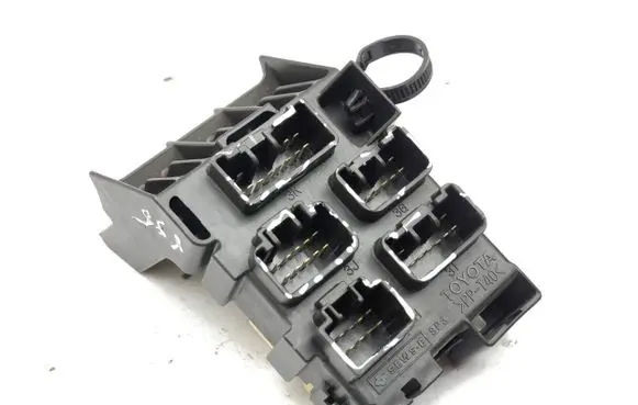 Toyota Avensis T250 Fuse module 8273405030