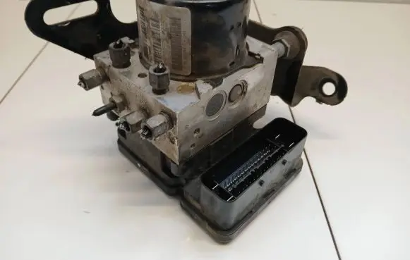 Jeep Grand Cherokee (WK) ABS Pump 25061331323 00003306C000 25092643983