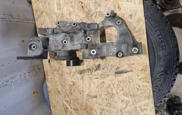Mitsubishi Outlander Generator/alternator bracket 9661297180