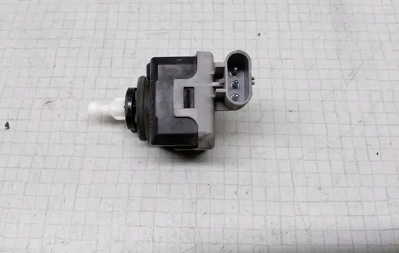 Opel Astra G Headlight level adjustment motor 90590665
