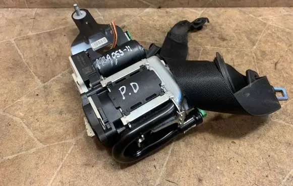 Mercedes-Benz C W204 Front seatbelt 619060900