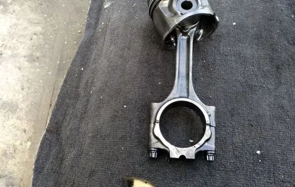 Volvo V70 Piston with connecting rod 81L79