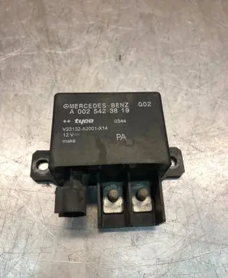 Mercedes-Benz E W211 Charging relay A0025423819 V23132A2001X14