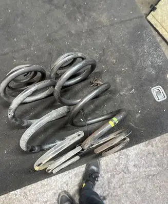 Opel Vivaro Rear coil spring 93459467