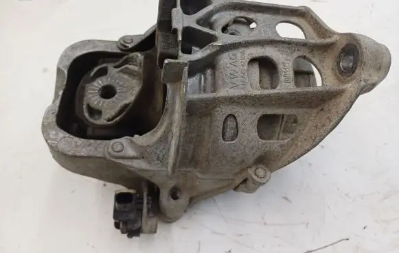 Audi Q7 4M Engine mount bracket 782215151018