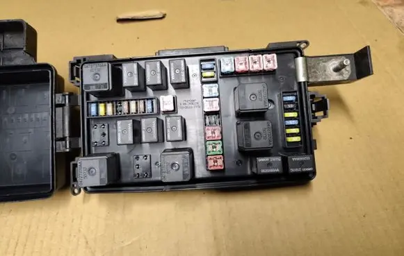 Chrysler 300 - 300C Fuse module P04692233AC