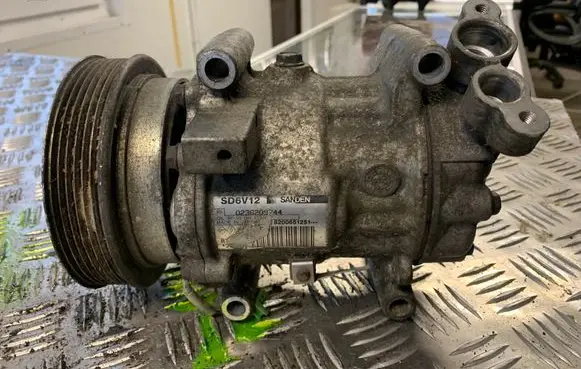 Renault Clio III Air conditioning (A/C) compressor (pump) 8200651251