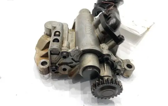 Volkswagen PASSAT B7 Oil pump 06H115105BF