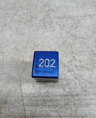 Volkswagen PASSAT B5 Other relay 8A0951253 899587