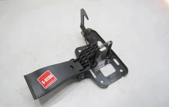 Audi A5 8T 8F Engine bonnet/hood lock/latch loop/hook 8T0823480