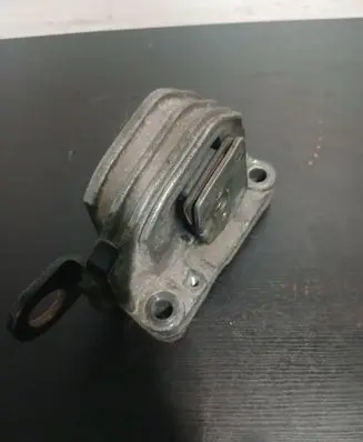 Volvo XC90 Engine mount bracket 