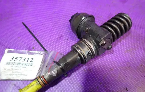 Skoda Octavia Mk1 (1U) Fuel injector 038130073AL