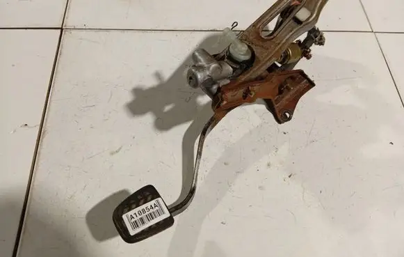 Toyota Avensis Verso Clutch pedal 