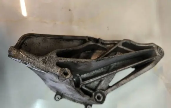 Volkswagen Touareg I Engine mounting bracket 070199307A