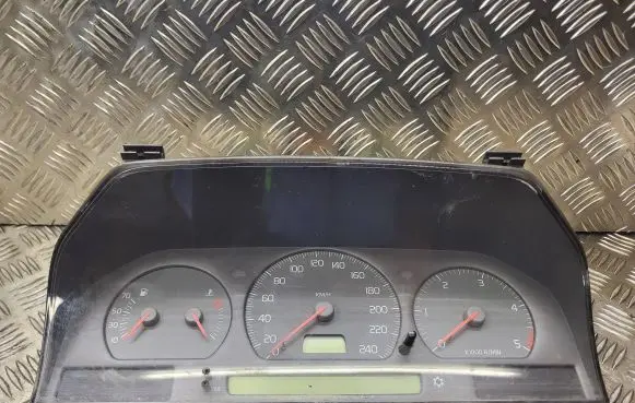 Volvo S70 V70 V70 XC Speedometer (instrument cluster) 9168144