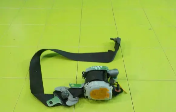 Hyundai i30 Front seatbelt 88810A6100 XP182