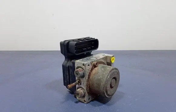 Nissan Maxima A34 ABS Pump 476608Y001