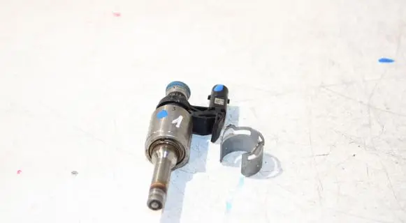 Volkswagen Golf VII Fuel injector 04E906036E 0261500132