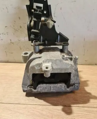 Volkswagen Golf VI Engine mount bracket 1k0199262