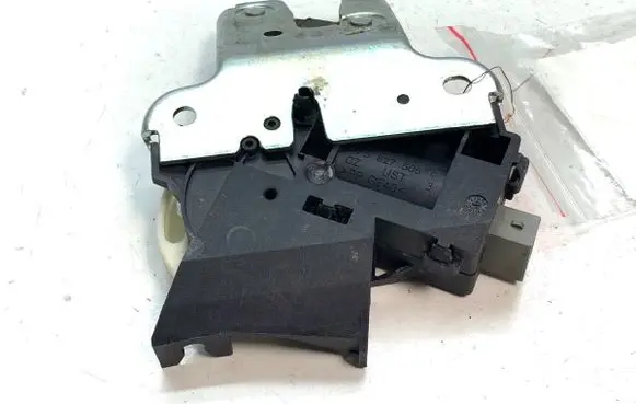 Volkswagen PASSAT B6 Tailgate exterior lock 4F5827505D