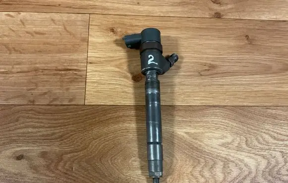 Volvo V70 Fuel injector 30777526 5778K31A