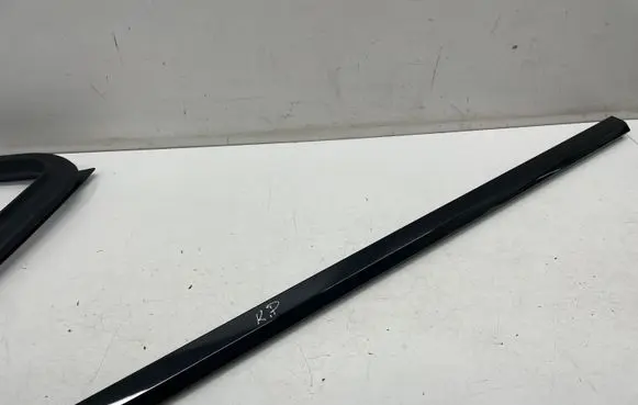 BMW X7 G07 Front door glass trim molding 7428687