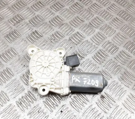Mercedes-Benz C W203 Front door window regulator motor A2037202946