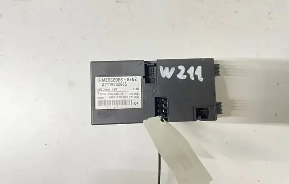 Mercedes-Benz E W211 Seat control module A2118202685 004099 00005822A8