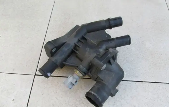 Thermostat/thermostat housing