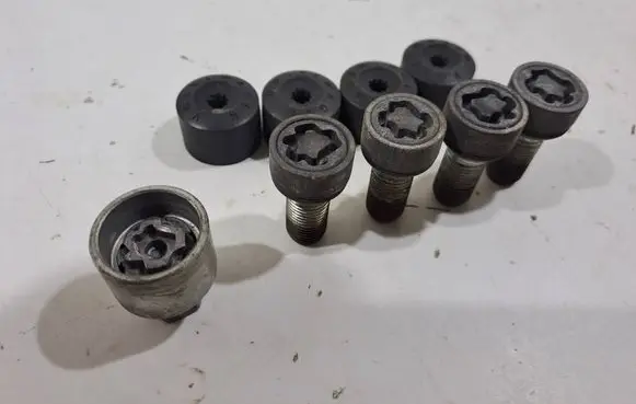 Volkswagen PASSAT B8 Anti-theft wheel nuts and lock 