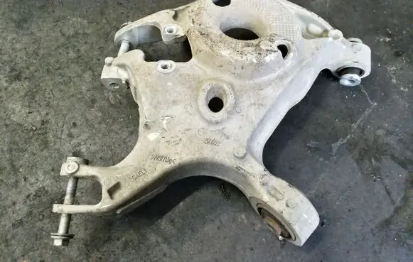 Ford Mustang VI Rear wheel hub spindle/knuckle 