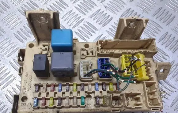 Toyota Avensis T250 Fuse box cover 82641-CA010-F