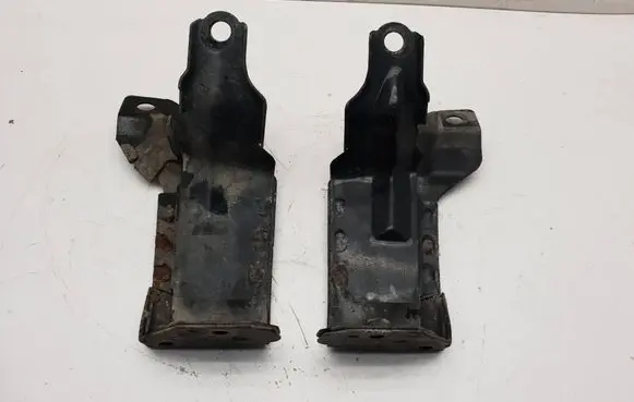 Volvo XC60 Engine mounting bracket