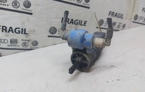 Volkswagen Golf V Windscreen/windshield washer pump 107819