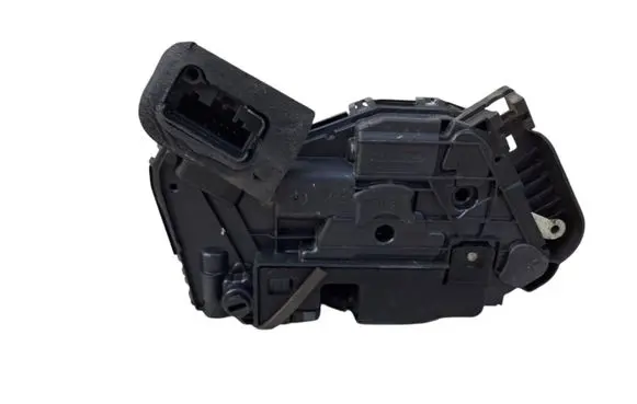 Volkswagen PASSAT B8 Rear door lock 5NA839015D