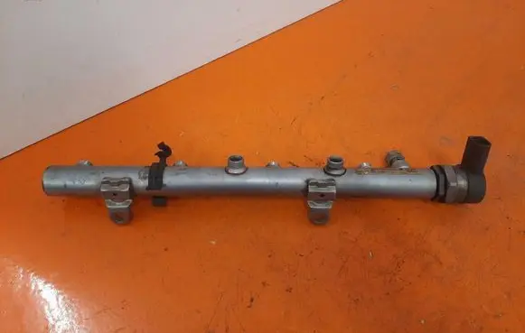 Audi Q7 4L Fuel distributor 057130090L