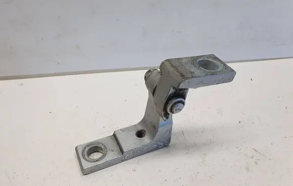 Volkswagen Touareg I Front door upper hinge 7L0831402A