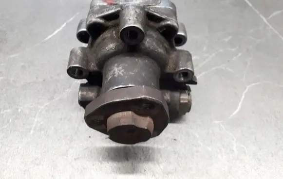 Volkswagen Golf IV Power steering pump 1J0422154A